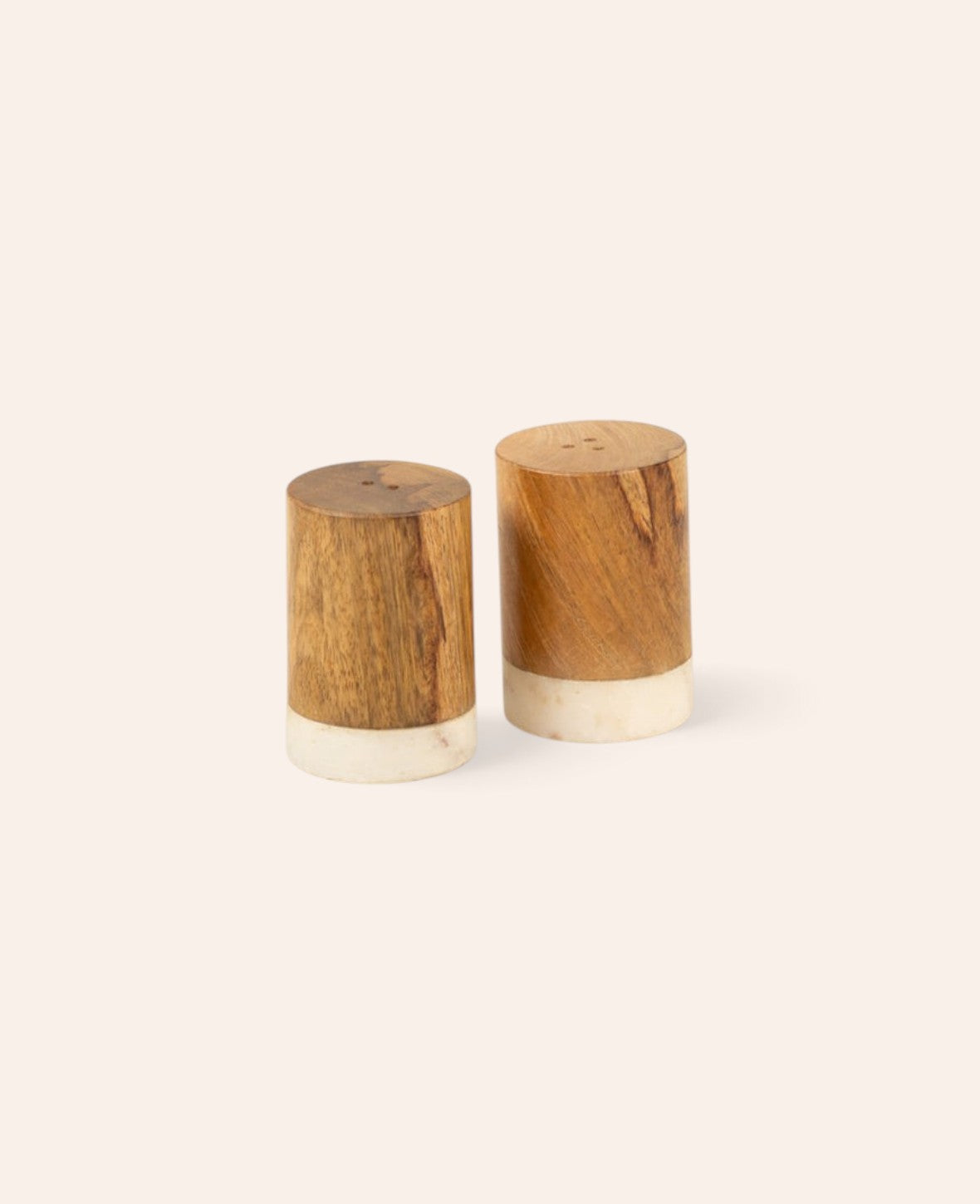Esmée Salz- und Pfefferstreuer aus hellem Mangoholz mit natürlicher Maserung und weißem Sockel im schlichten Design