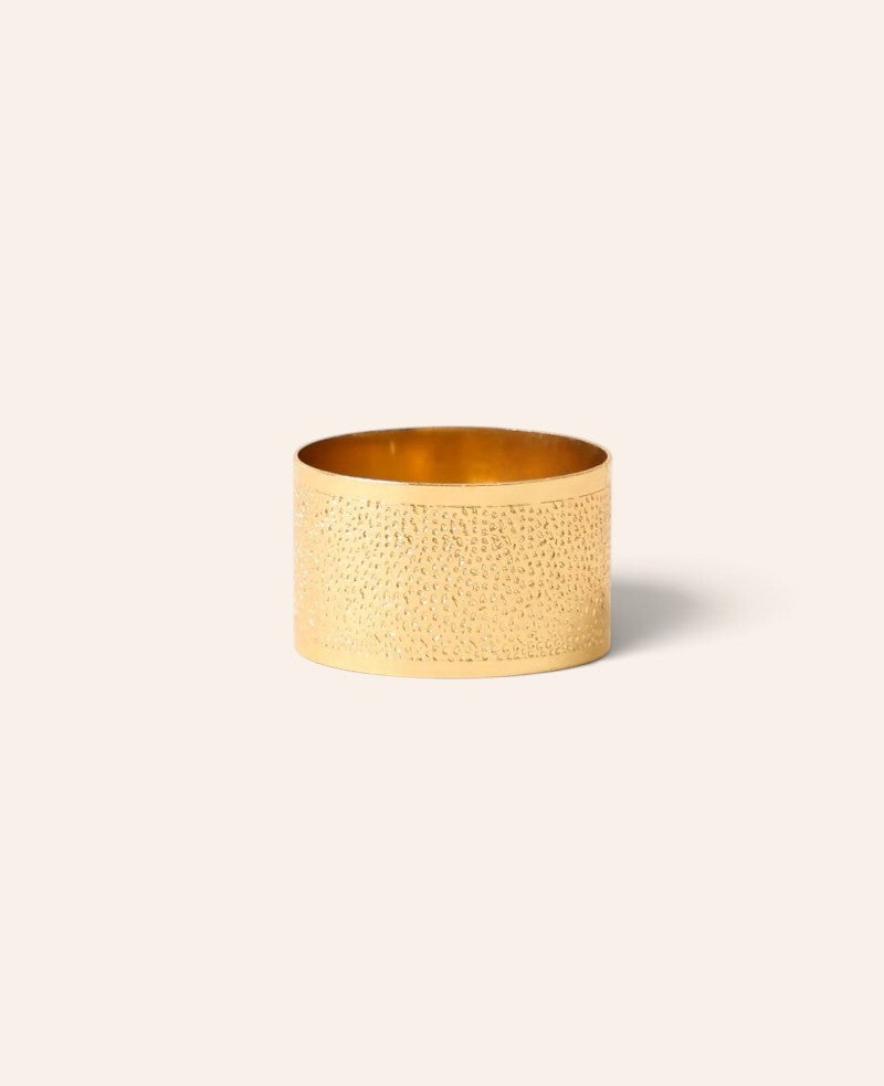 Esmée Serviettenring aus goldfarbenem, gehämmertem Aluminium mit glänzender Oberfläche für elegante Tischdekorationen