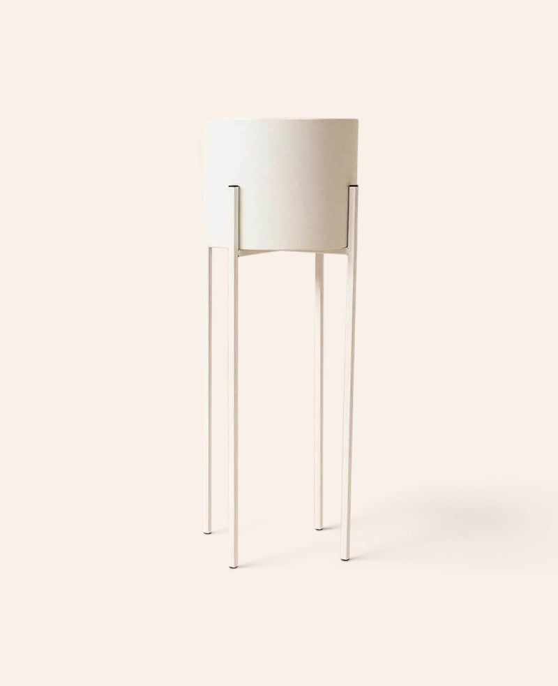 Esmée Stehtopf in mattem Weiss aus Metall mit vier Beinen, 62 cm hoch, ideal als moderner Pflanzenständer