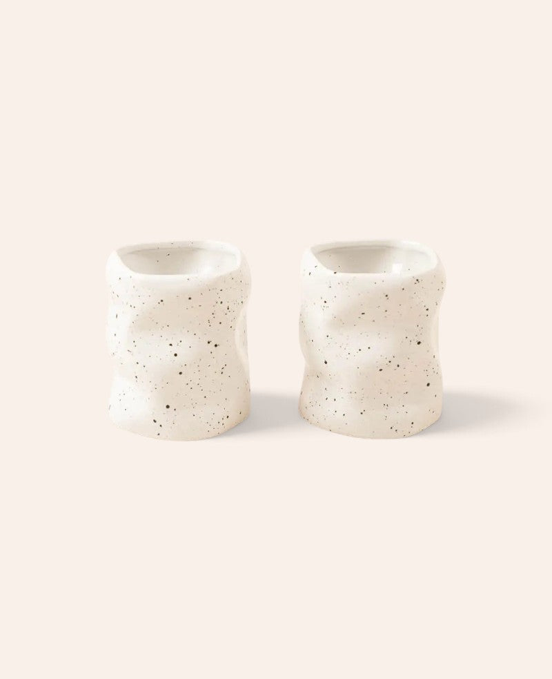 Esmée Set aus zwei weissen Steingut-Bechern mit Sprenkeln und organischer Form für Kaffee oder Tee