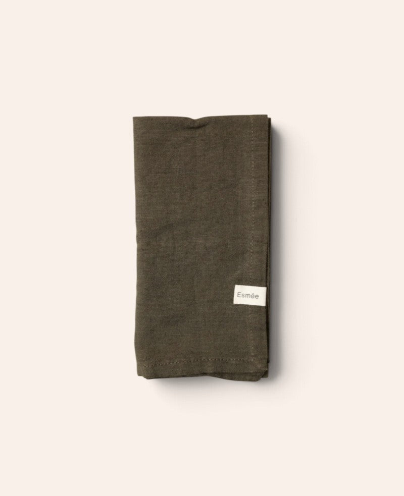 Esmée Stoffserviette Nura in Olivgrün aus weichem Baumwoll-Leinenmix mit kleinem Markenlabel