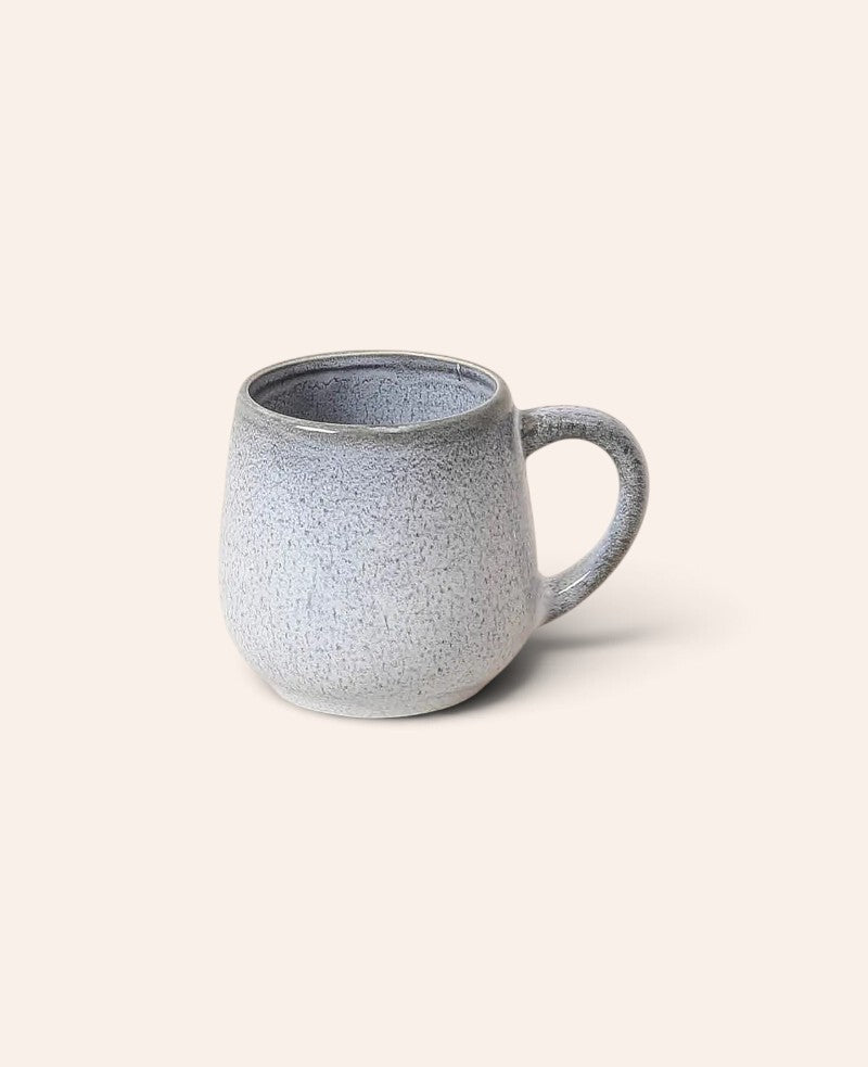 Esmée Tasse Costal aus blau-grau handglasiertem Steingut mit bauchigem Design, 350 ml Fassungsvermögen