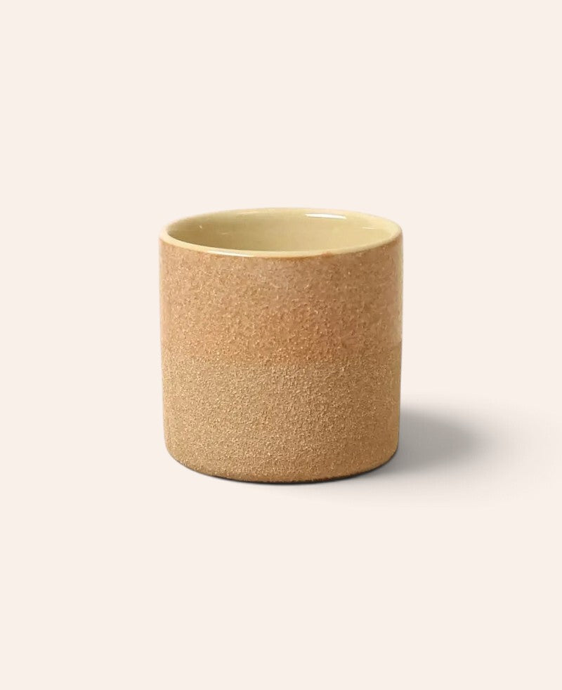 Esmée Mini Keramiktopf in Terracotta mit sandiger Textur, ideal als Teelichthalter oder für kleine Sukkulenten.