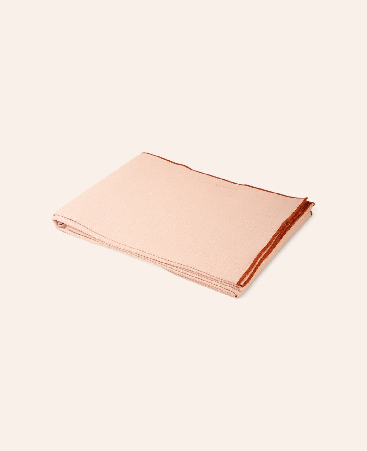 Esmée Tischdecke aus Baumwolle in zartem Rosa mit elegantem rotem Rand, 250x140 cm, gefaltet präsentiert