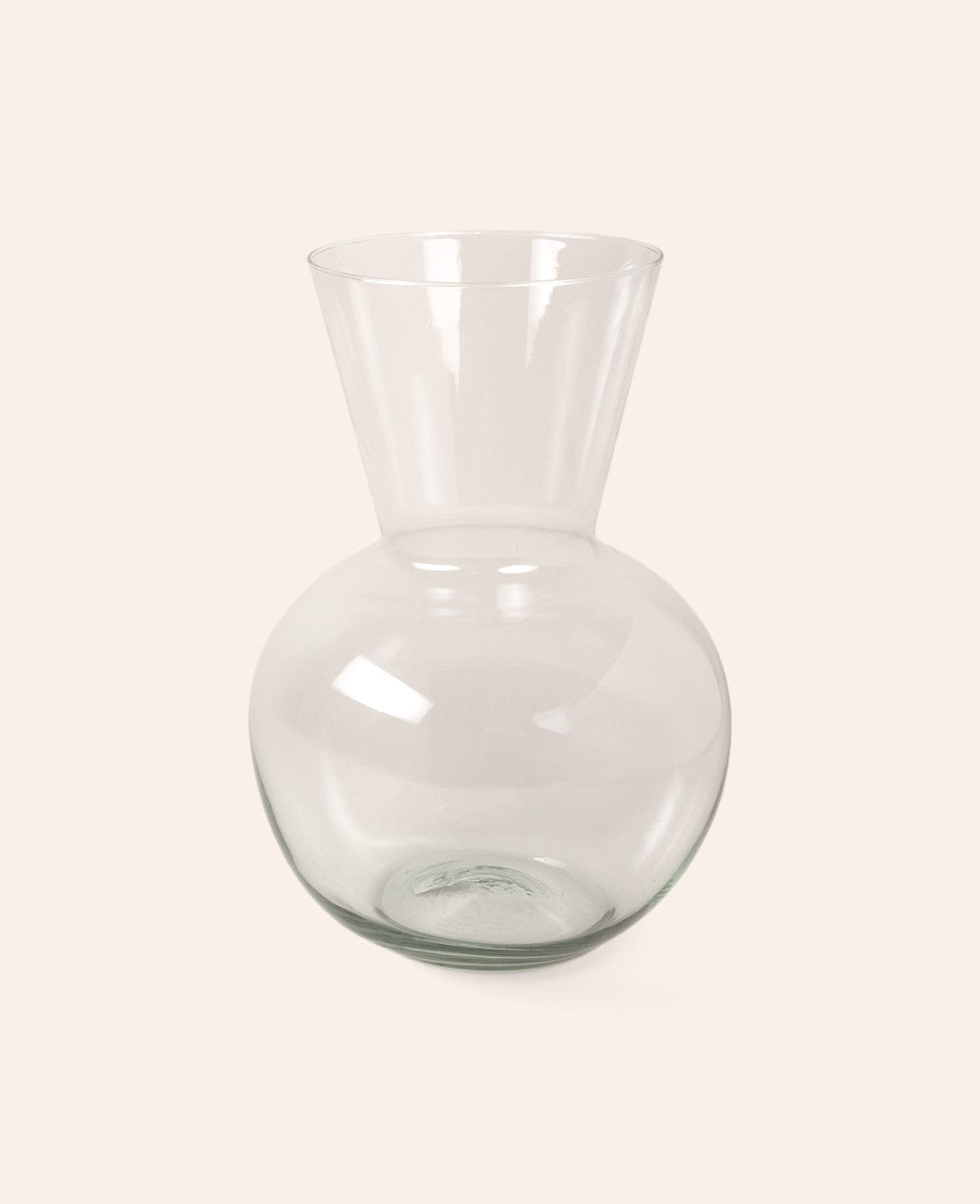 Esmée Vase aus handgefertigtem, transparentem Recyclingglas mit rundem Bauch und weiter Öffnung