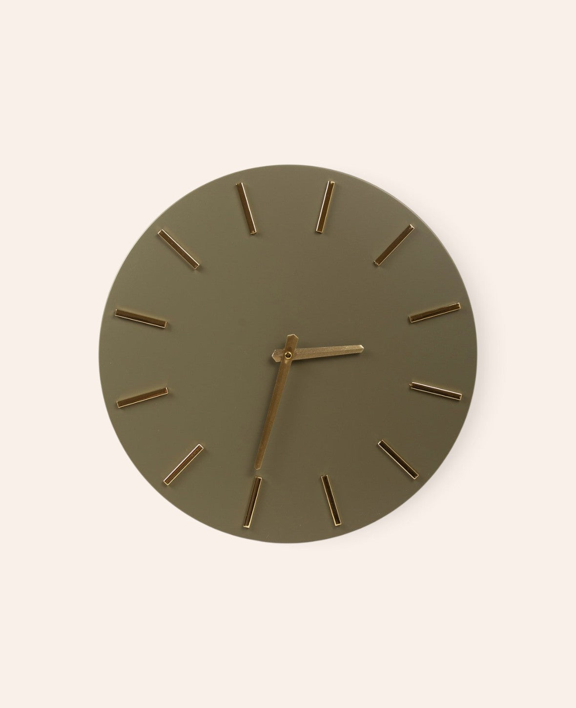 Esmée Wanduhr in Dunkelgrün aus Aluminium mit eleganten goldfarbenen Zeigern und minimalistischem Design