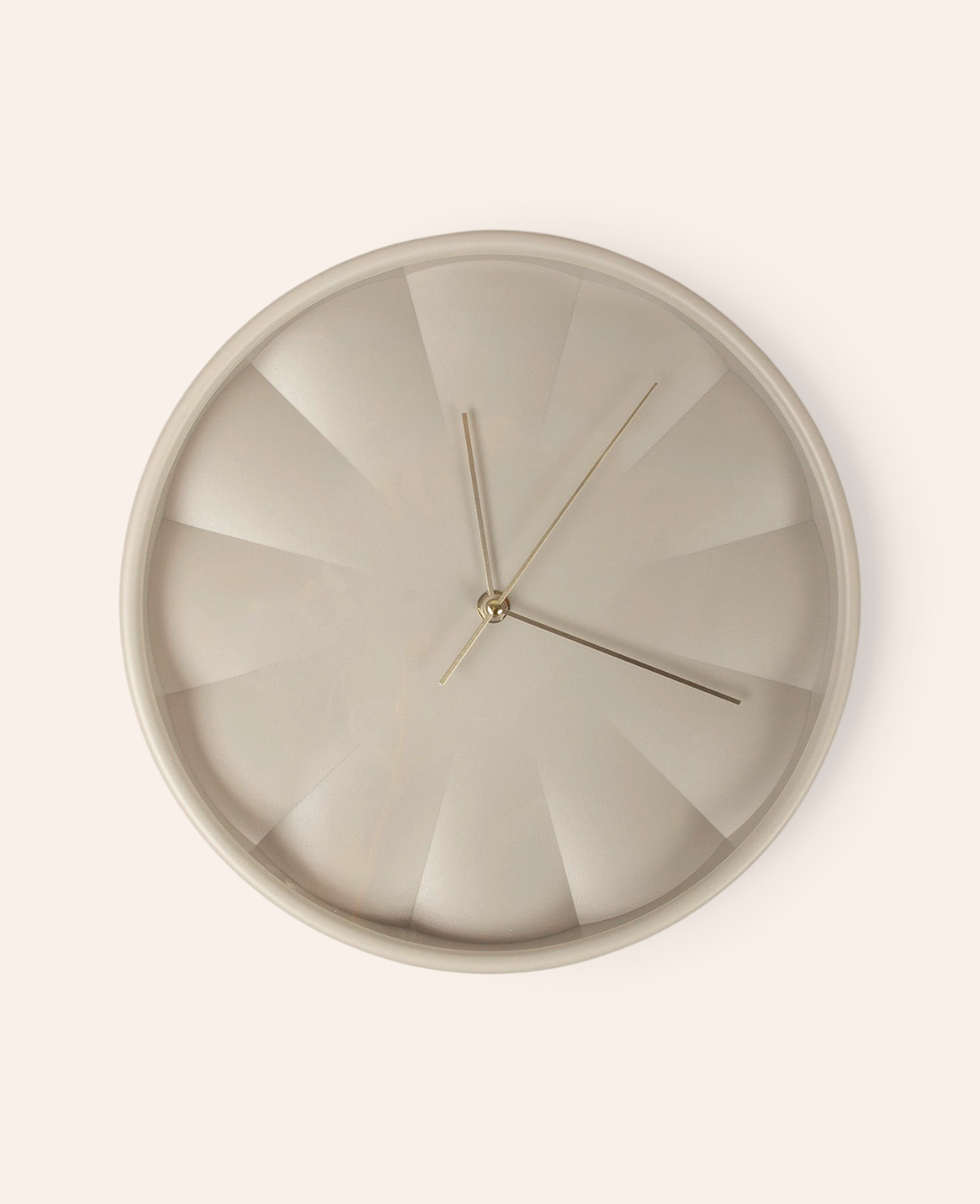Esmée Wanduhr in Taupe mit modernem, strukturiertem Zifferblatt und schlichten Zeigern, 30 cm Durchmesser