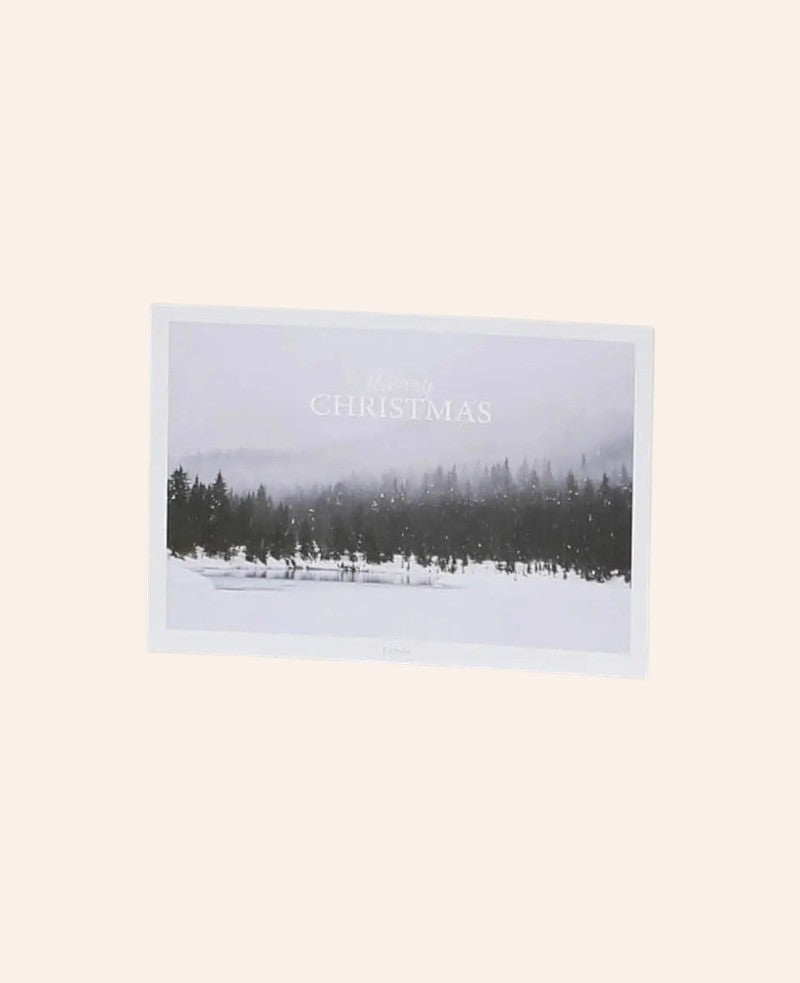 Esmée Weihnachtskarte mit verschneiter Winterlandschaft und Merry Christmas Schriftzug auf mattem Naturpapier
