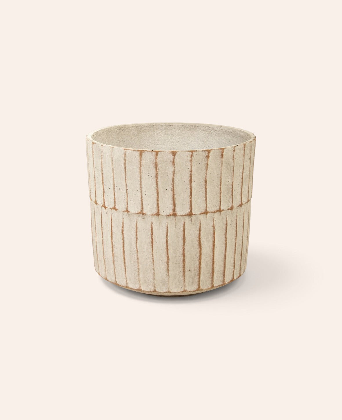 Esmée Blumentopf aus Zement in Off White mit vertikaler Struktur für Zimmerpflanzen