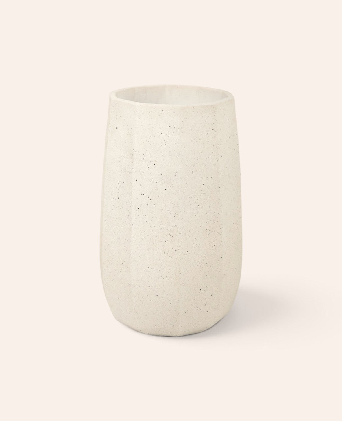Esmée Vase aus cremefarbenem Zement mit gesprenkelter Oberfläche, 28 cm hoch, ideal für Trockenblumen
