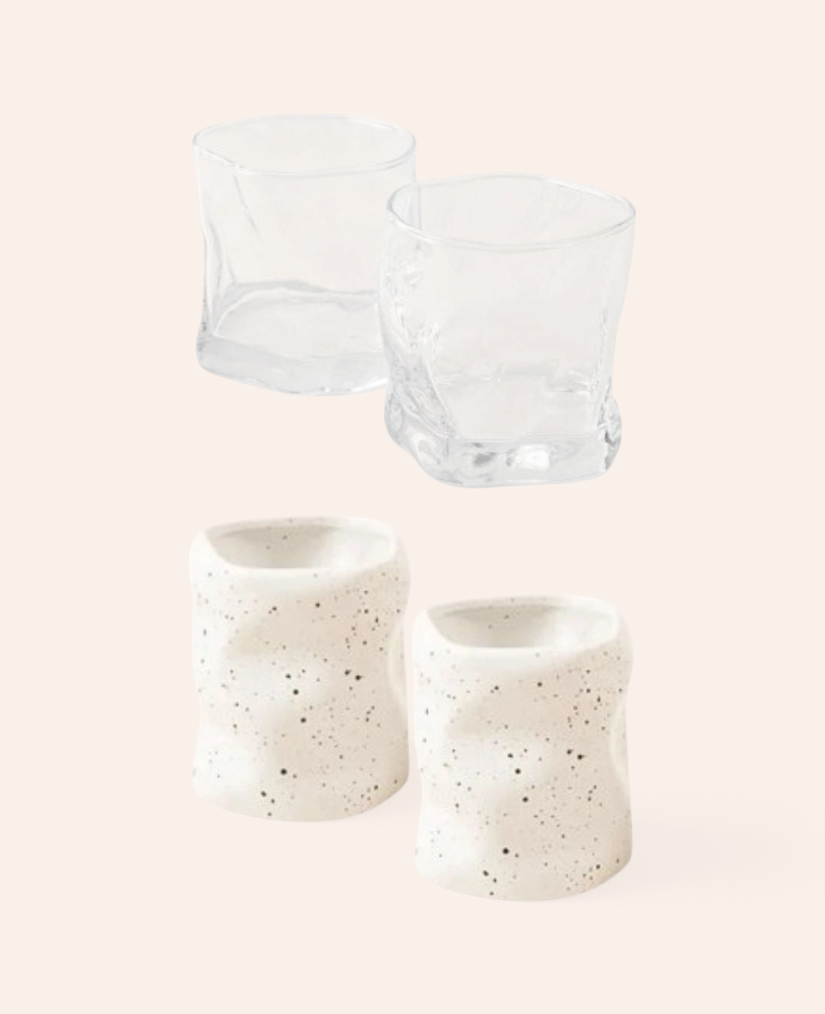 Esmée Organic Set mit zwei weissen Steingut-Bechern mit Sprenkeln und zwei transparenten Trinkgläsern in organischer Form