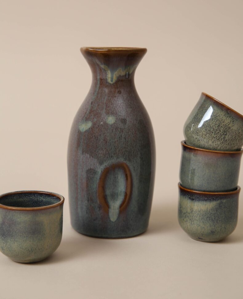 Blau-grau glasiertes Keramik Sake Set Tsuki mit Krug und 4